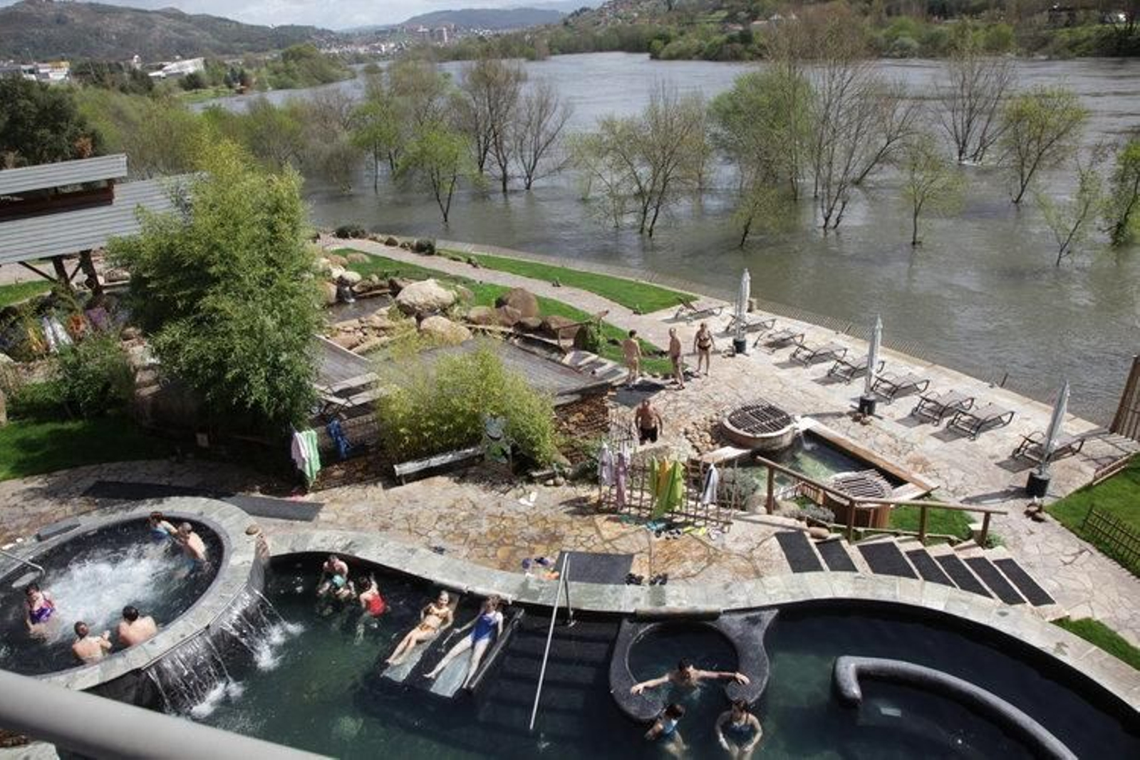 Un grupo de turistas disfrutan de una jornada de relajación en las termas de Outariz.