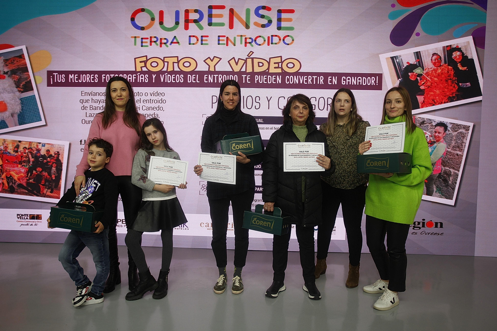 Foto de los ganadores del concurso de Entroido de La Región, en el plató de Telemiño.