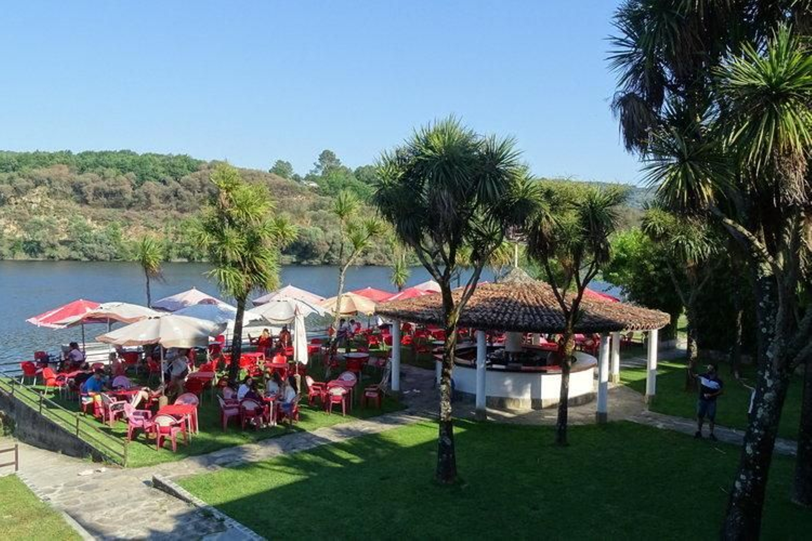 Panorámica de la terraza del Gaddafi, el disco-bar de Barra de Miño que abre en temporada alta.