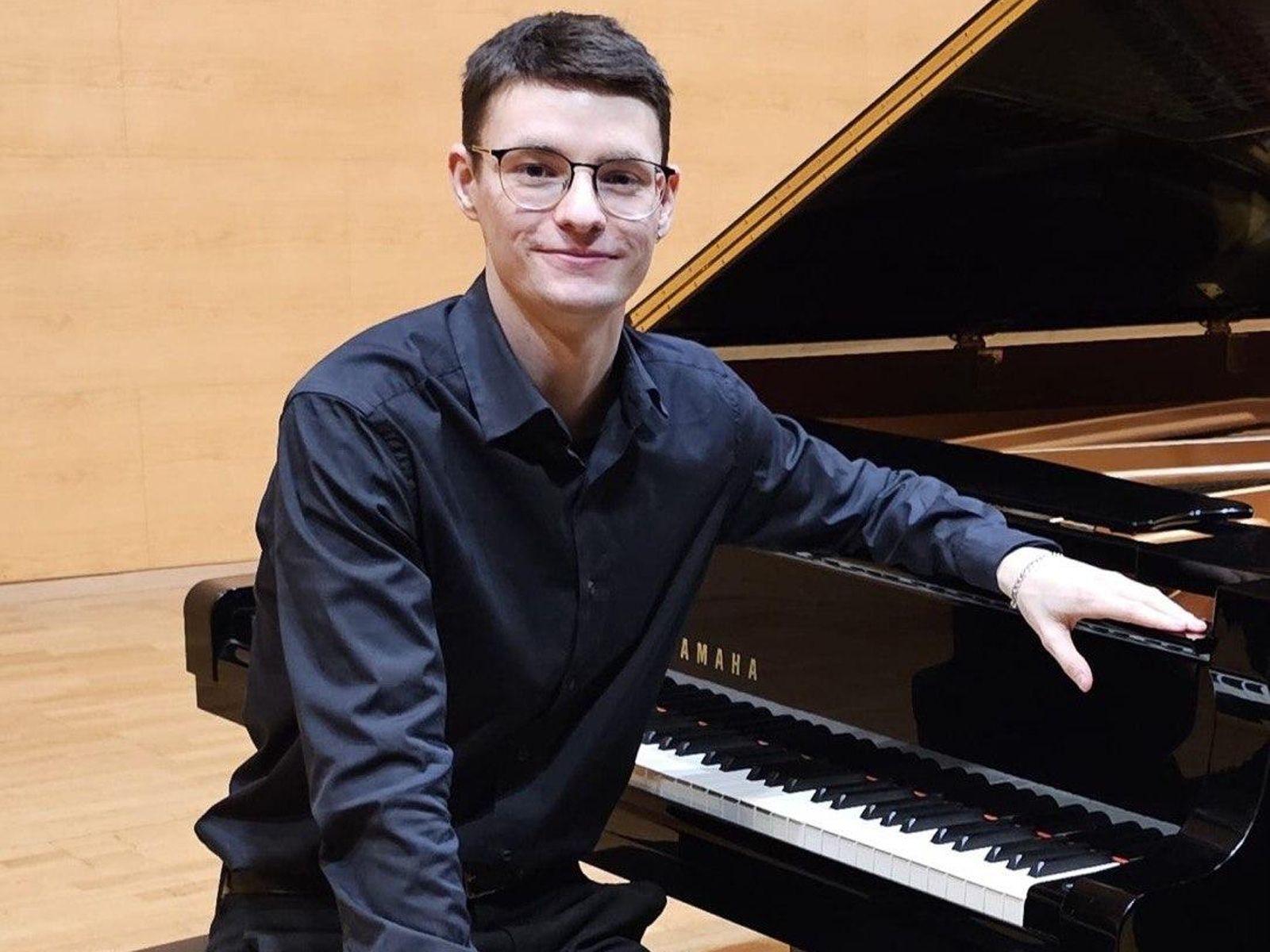Manuel Muñiz posa con un piano.