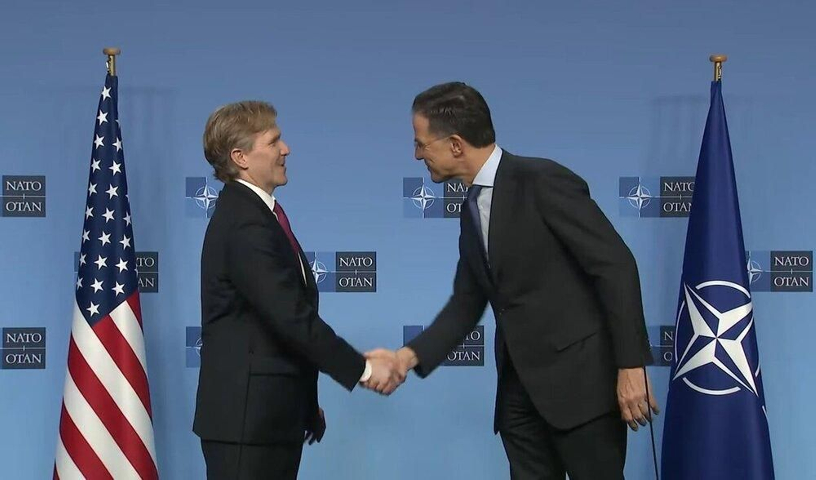 El subsecretario de Defensa de Estados Unidos, Elbridge Colby, saluda a Mark Rutte.