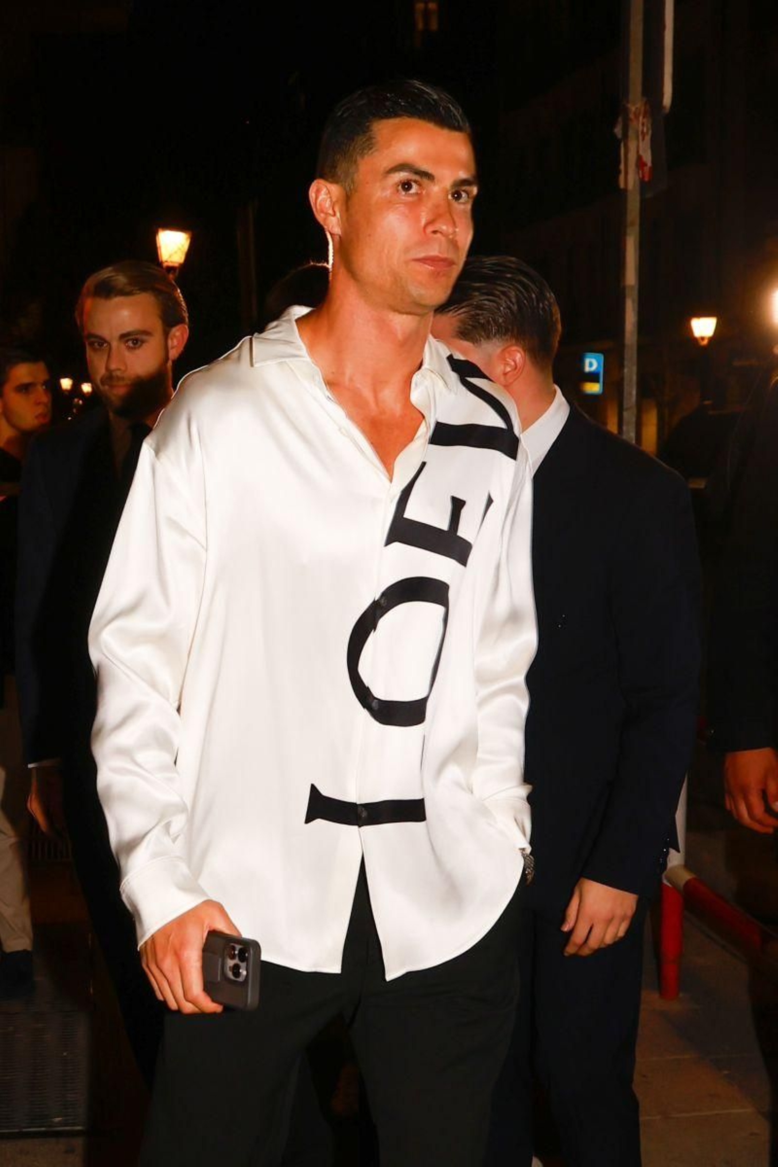 El futbolista Cristiano Ronaldo disfruta de la noche madrileña.