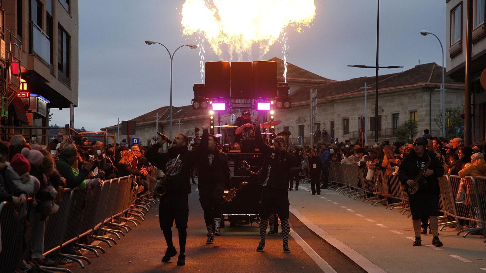 La Cabalgata contó con músca en directo y enormes efectos especiales.