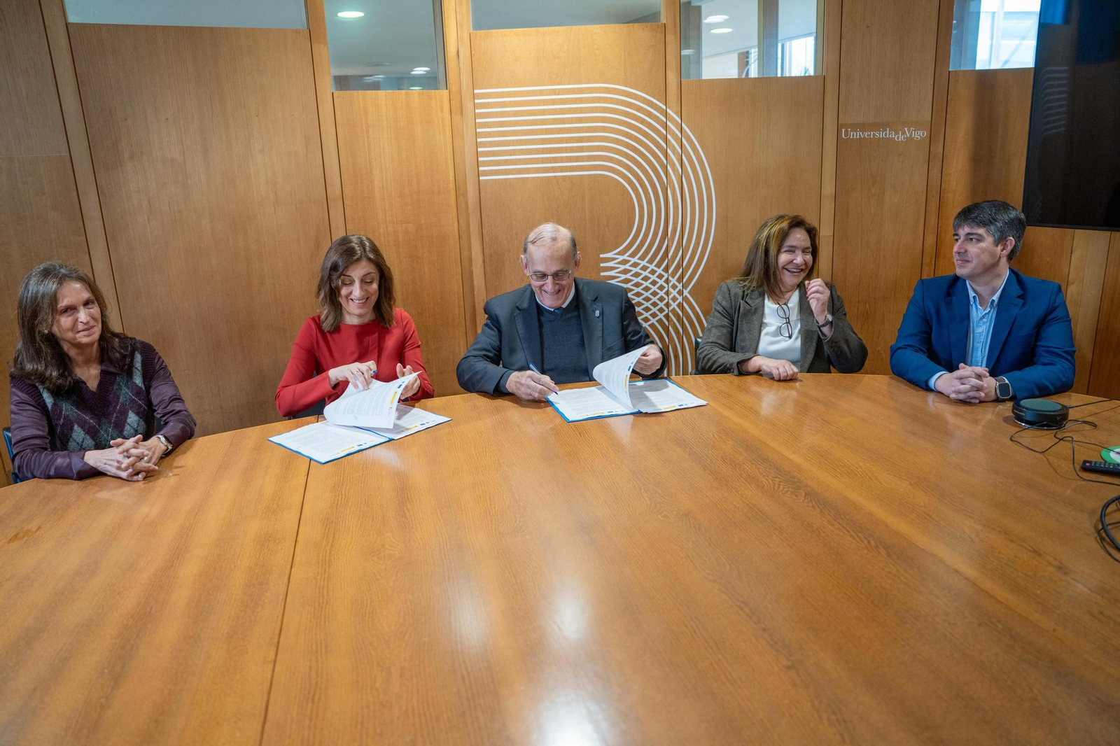 Isabel Pardo, Ángeles Vázquez, Manuel Reigosa, Ana Ortiz y Roi Fernández, ayer en el campus durante la firma del convenio.