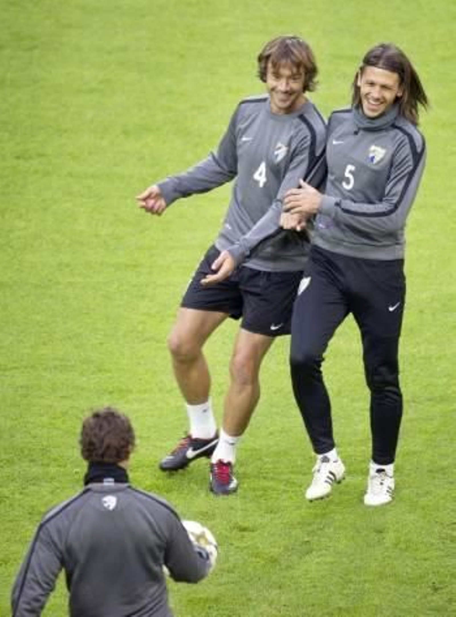 Lugano y Demichelis, ayer durante el entrenamiento. (Foto: DANIEL NAUPOLD)
