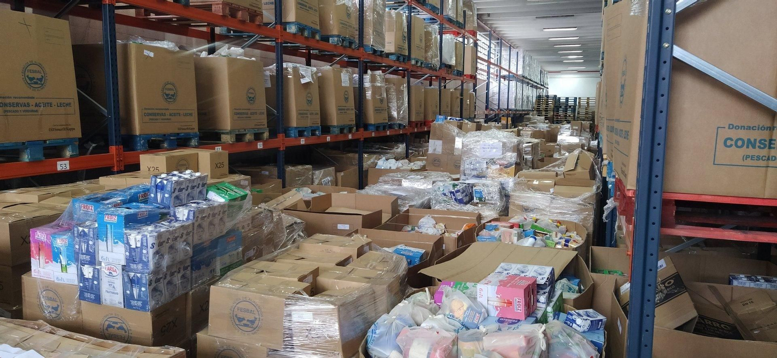 Los alimentos donados, en el almacén de la asociación.