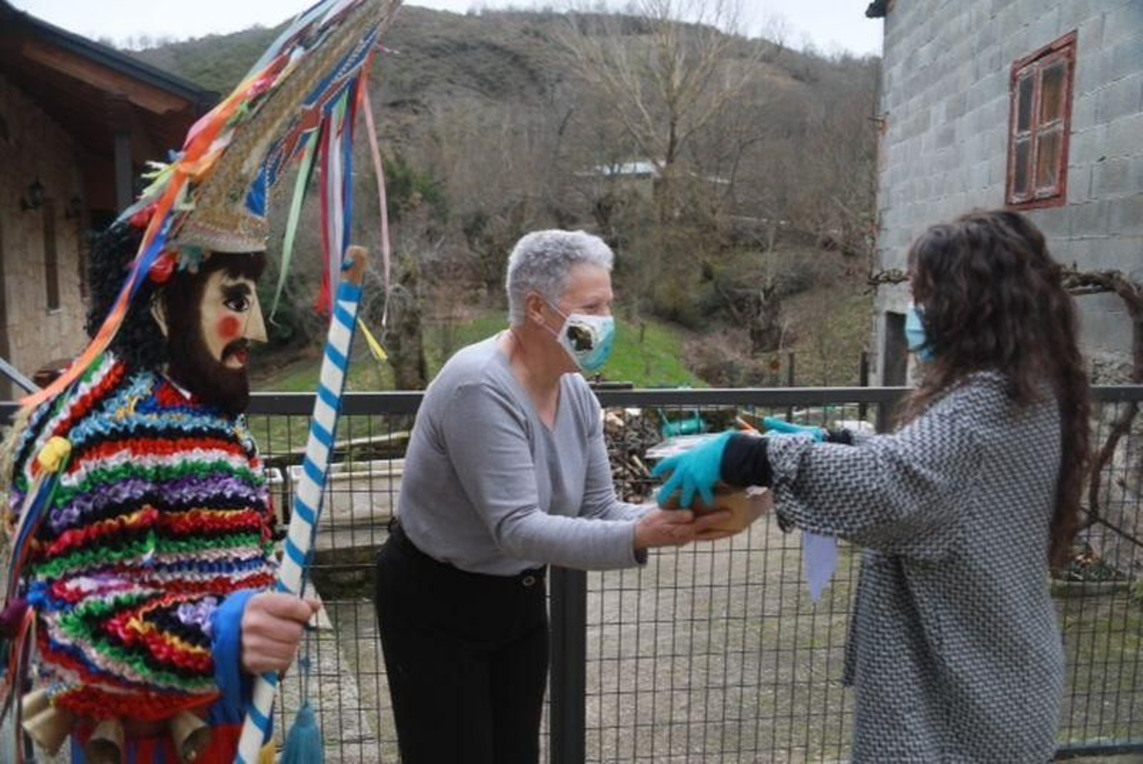 Boteiros recorren Vilariño de Conso (JOSÉ PAZ)
