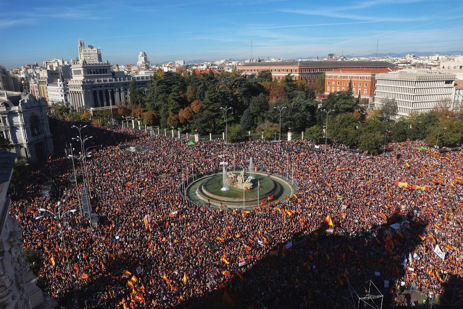 Miles de personas durante la manifestación contra la amnistía en Cibeles. // Europa Press