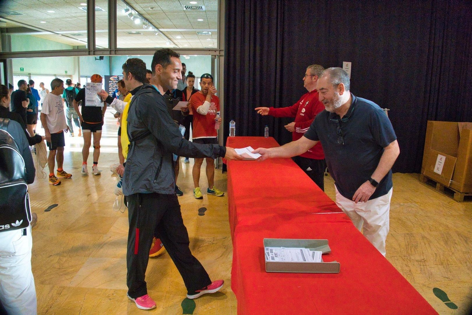 Recogida de dorsales.