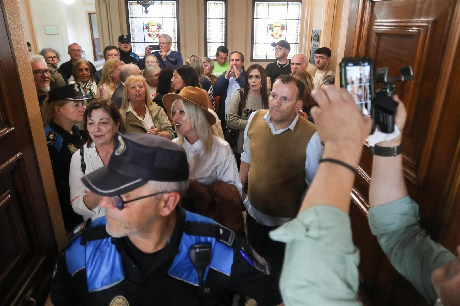 Varios vecinos interrumpen el último pleno ordinario en Lugo antes de la moción de censura.