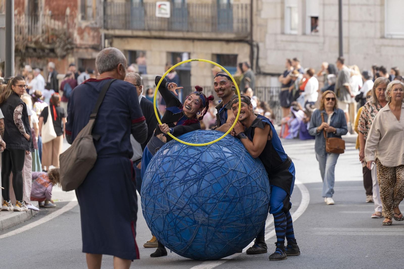 Galería | Reyes, clero, doncellas y caballeros desfilan por las calles de Ribadavia en la Festa da Istoria
