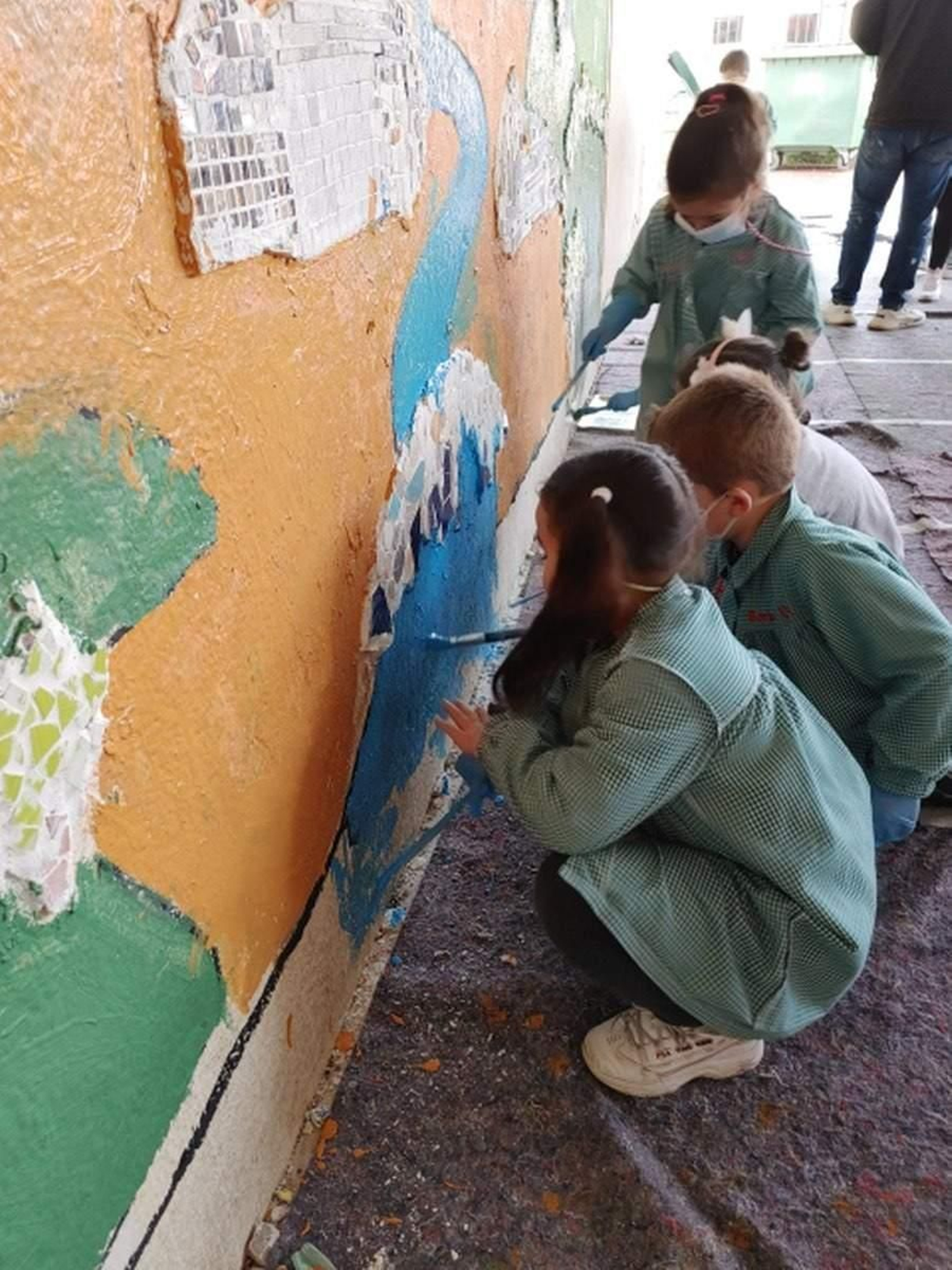 O alumnado de Infantil encargouse de darlle cor ó tríptico.