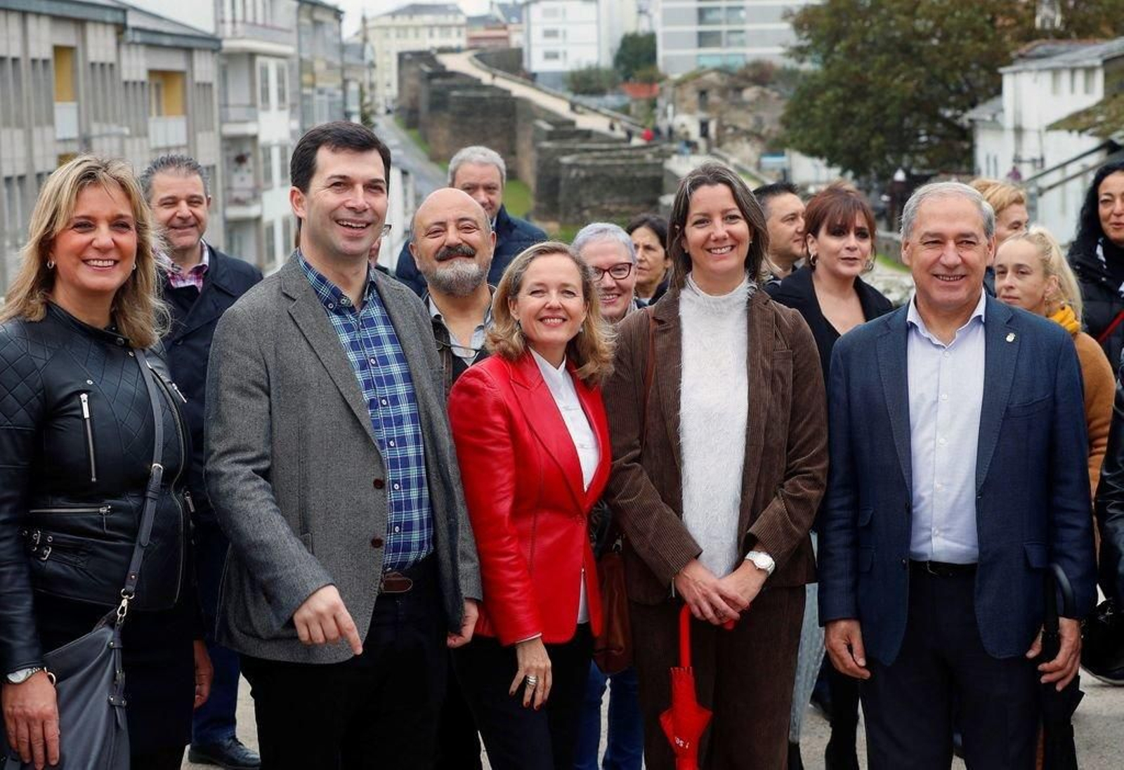 Calviño posa en Lugo entre Gonzalo Caballero y Lara Méndez.