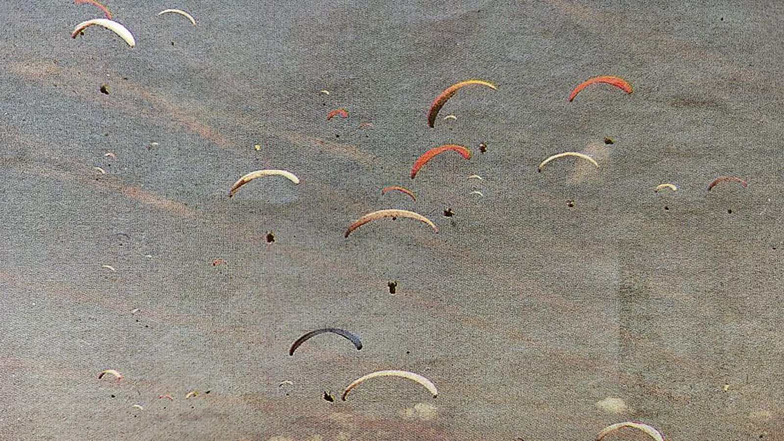 El cielo de Larouco se llenó de parapentes.