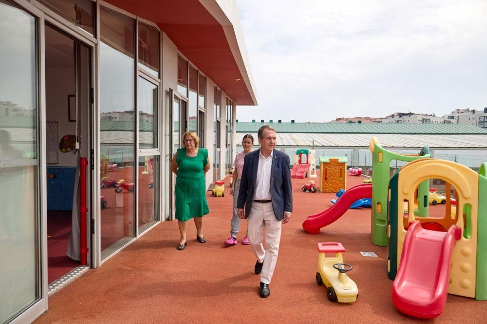 Abel Caballero y la concejala Olga Alonso, en la escuela infantil de Navia.