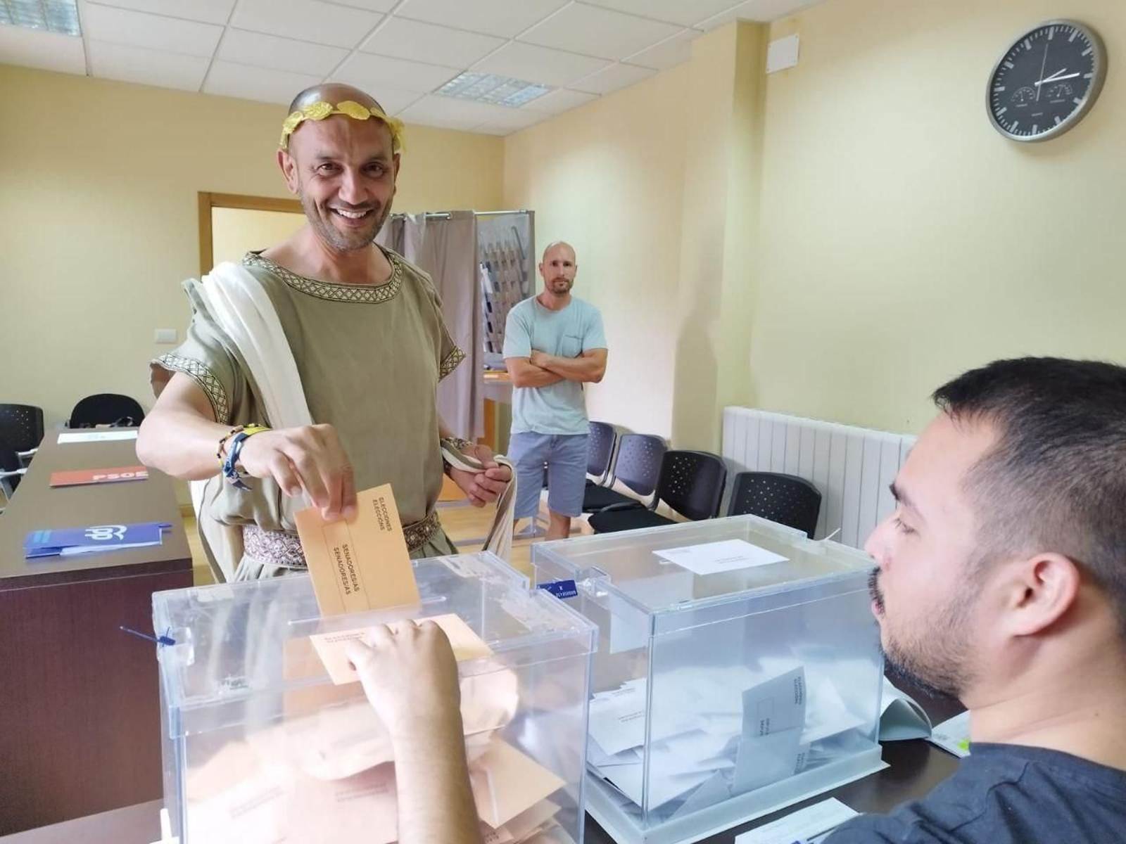 Alejandro Lorenzo, alcalde de O Porriño, vestido de romano el 23J.