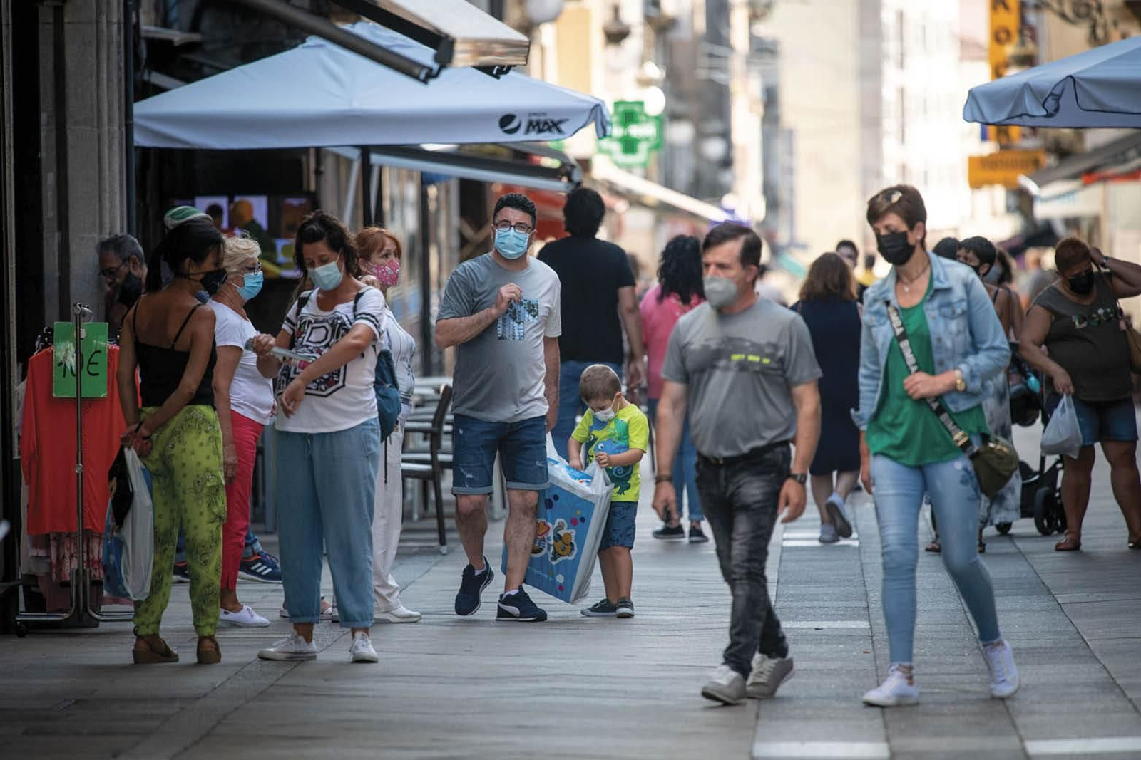 Ambiente en la tarde de ayer en la calle Rosalía de Castro de Carballiño (ÓSCAR PINAL).