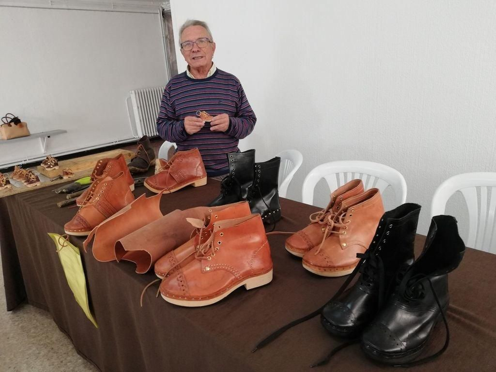 Carlos Barros, zoqueiro de Mondariz, y  sus 'tamancas' de artesanía que confecciona como hobby.