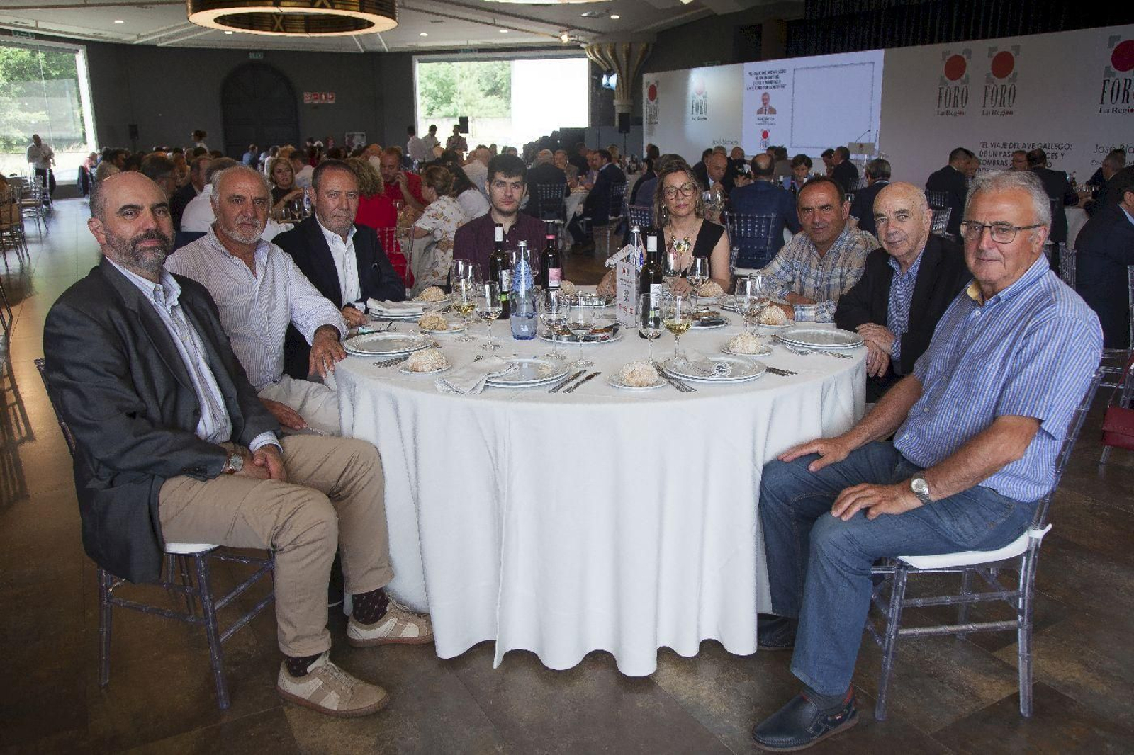 Río Conso:
David Martínez; presidente de la Asociación de Profesionales Autónomos de Ourense; Ramón Nespereira; departamento de Promoción de La Región; Eduardo Cid; presidente de la Asociación del Polígono de Pereiro de Aguiar; Juan Pereira; redacción de La Región; María Jesús Bóo Montes; de Red Talento Consultora; Manuel Rodríguez; alcalde de Coles; Camilo Ocampo; profesor de UVigo; Jesús Blanco; voceiro PsdG en concello de Laza.
Foto: Miguel Angel
