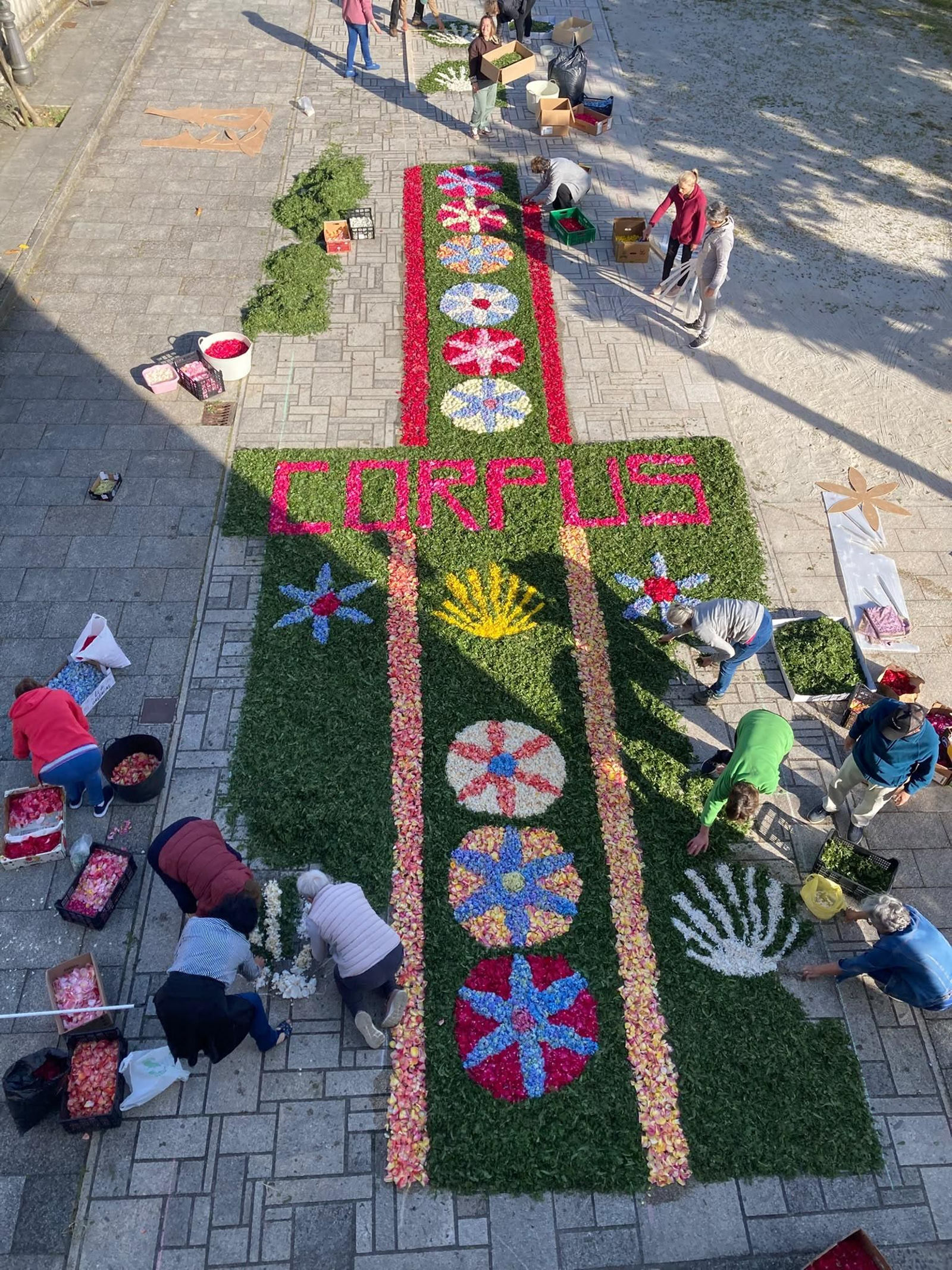 Galería | Castro Caldelas se engalana con alfombras de flores para el Corpus Christi