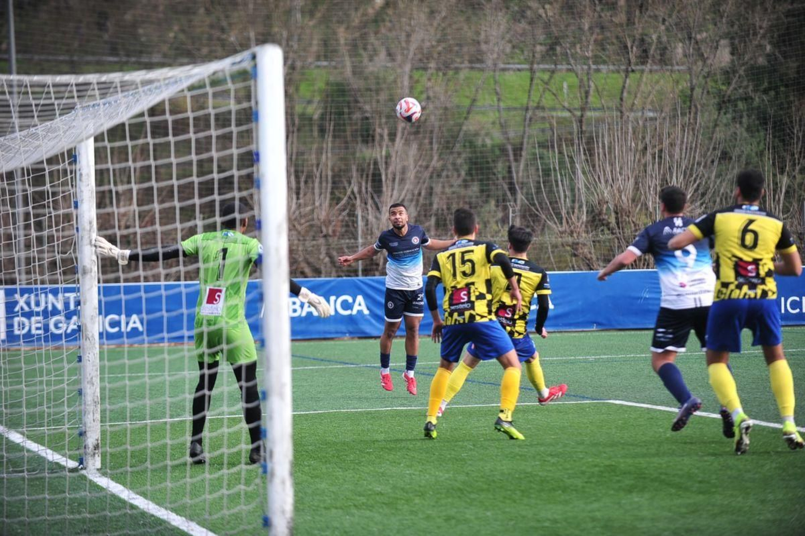 El pontino Sergio Cuña cabecea a portería.