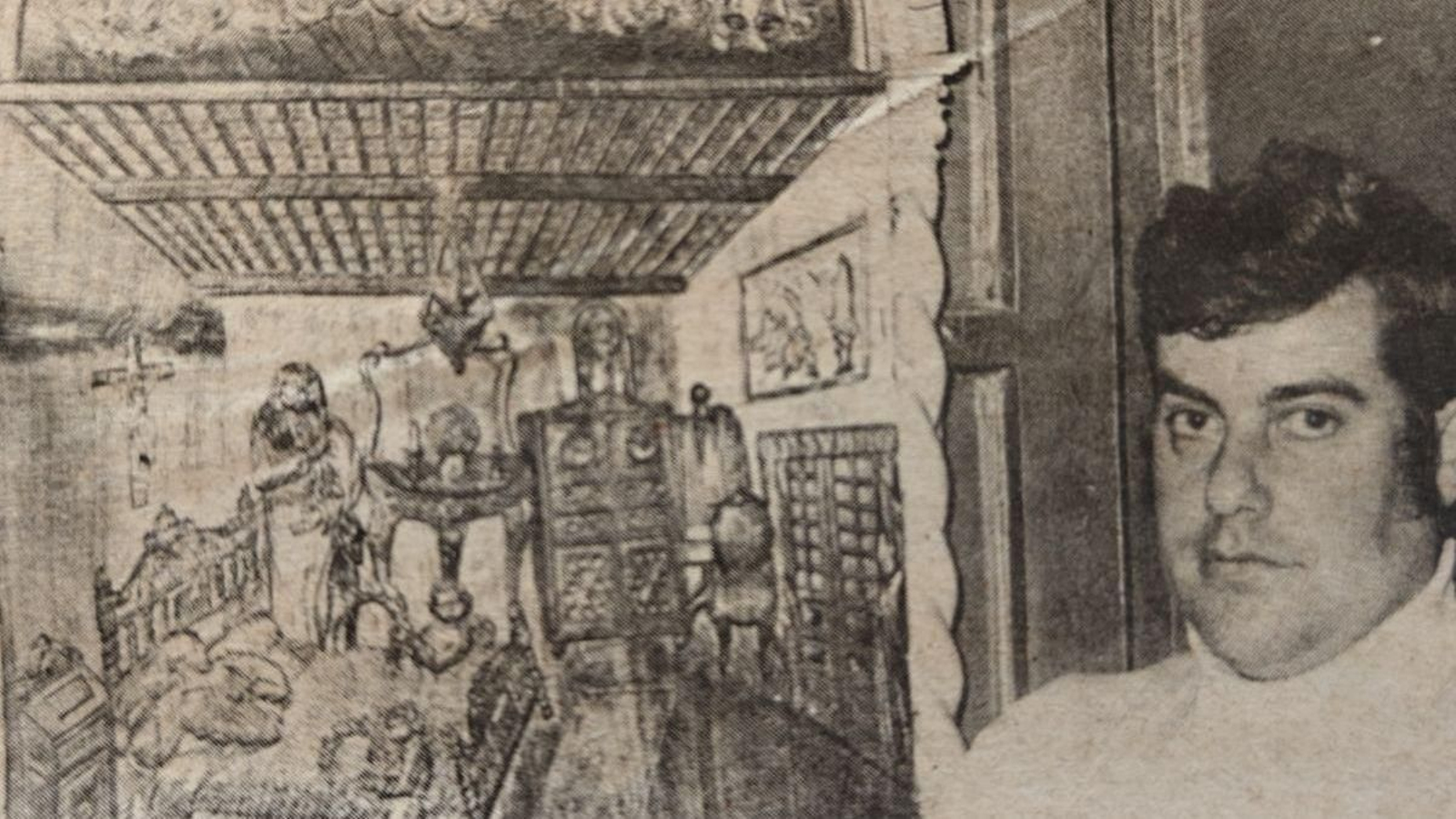 José González Lemos “Legoxo” y uno de sus bajorrelieves.