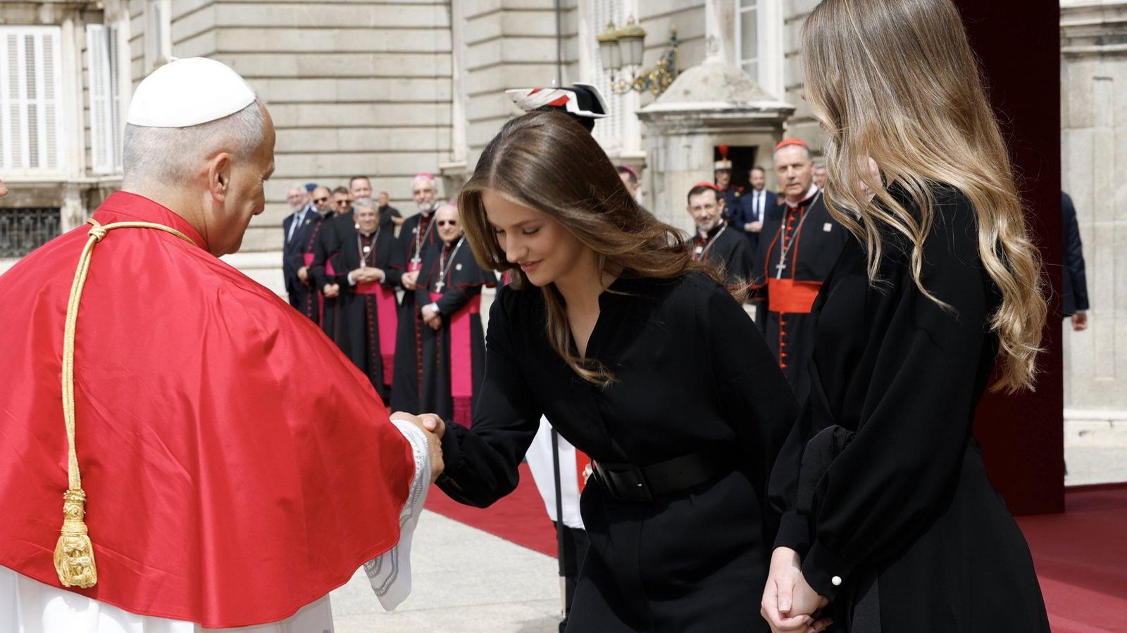 El Papa saluda a la princesa Leonor y la infanta Sofía