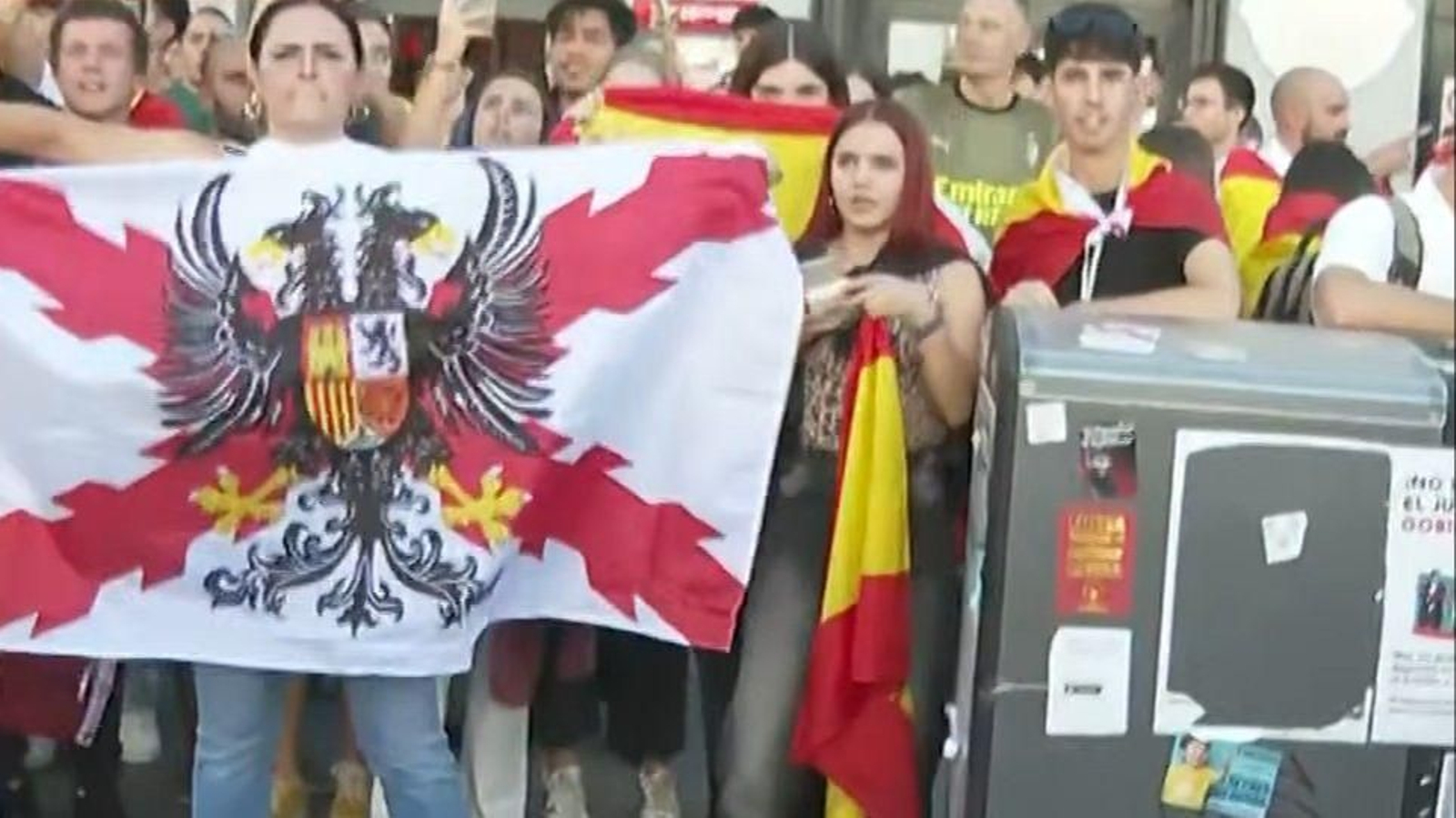 Uno de los momentos de confrontación entre un grupo ultra y los acampados en Sol.