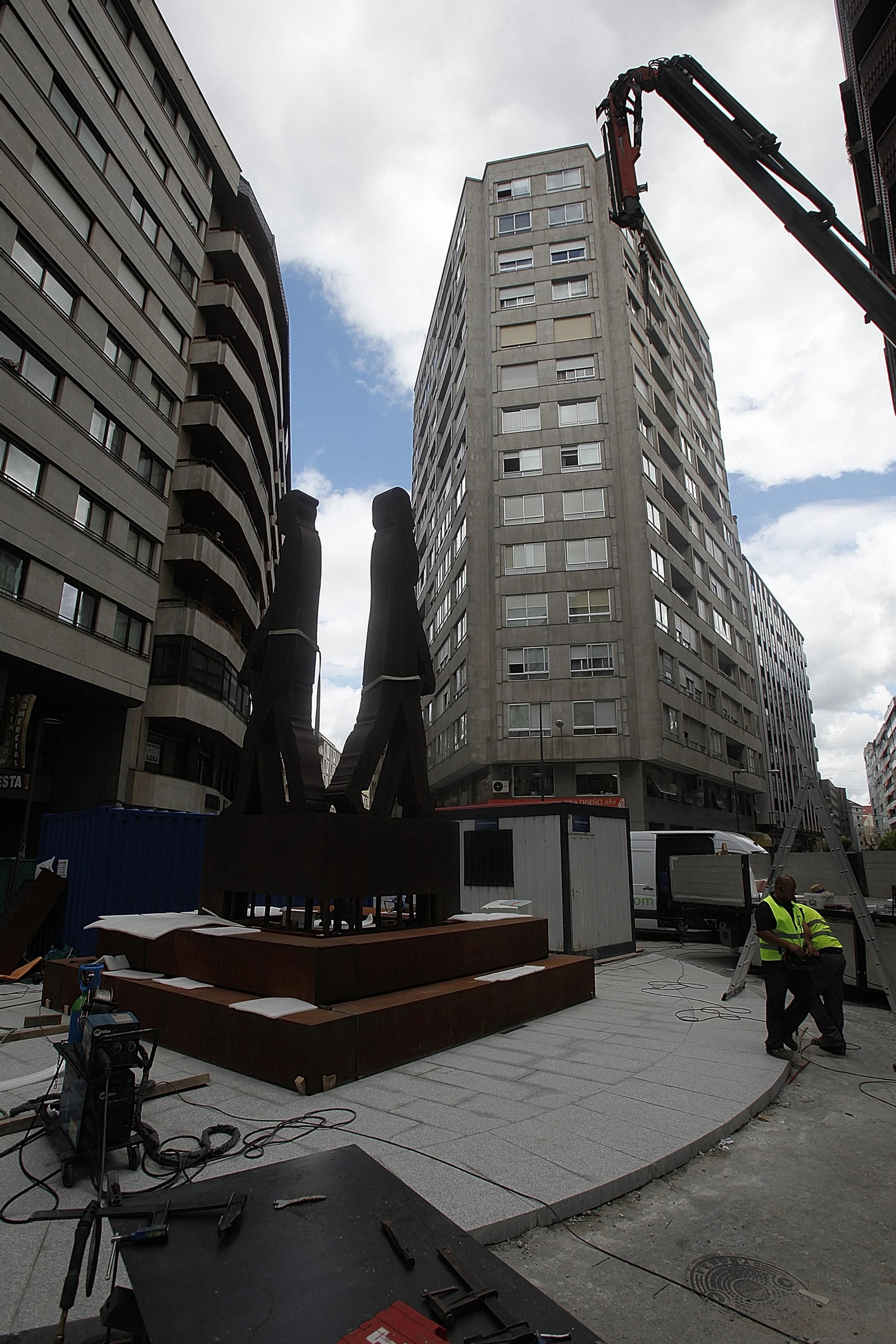 La instalación de la estatua de Los Ramones