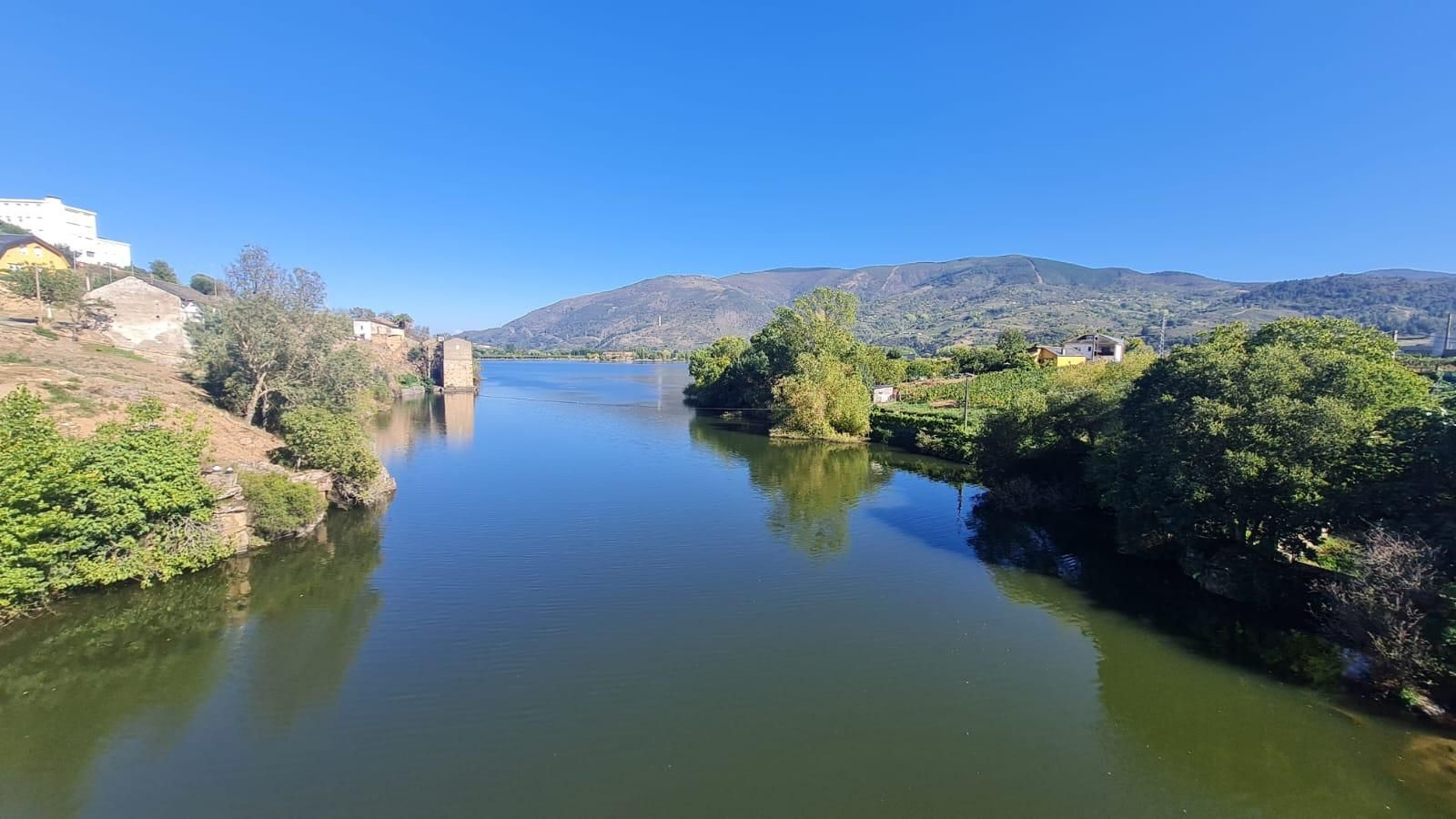 A Rúa, bañada por el agua del río