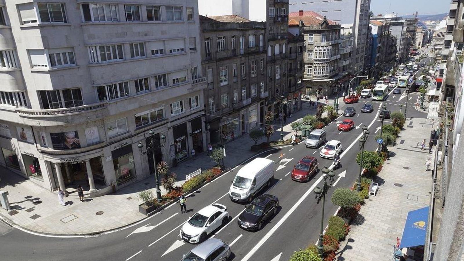 Pequeños atascos en el tramo de Urzáiz próximo a Gran Vía.