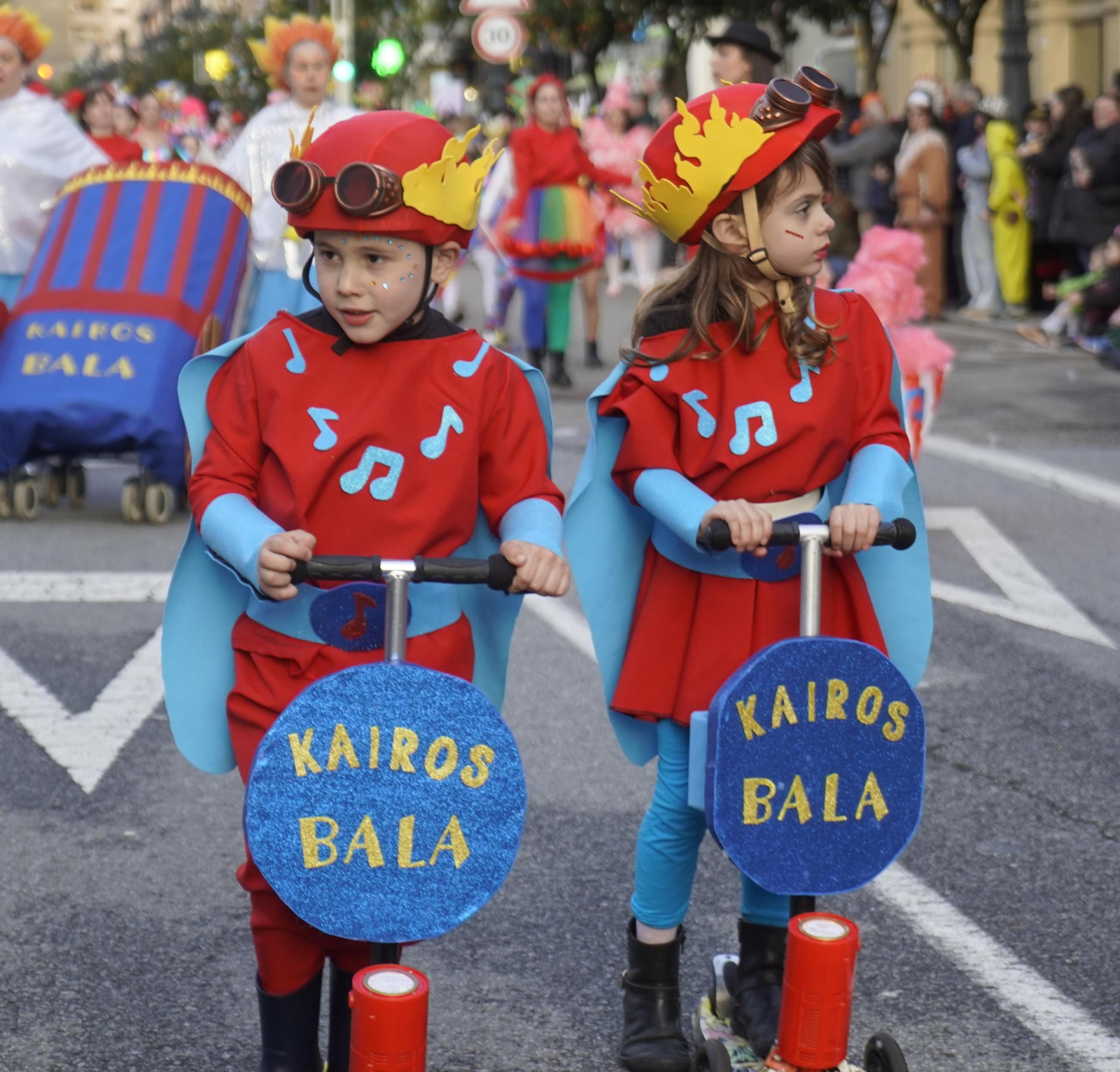 Galería | El desfile de comparsas del Entroido 2026 ilumina las calles de Vigo
