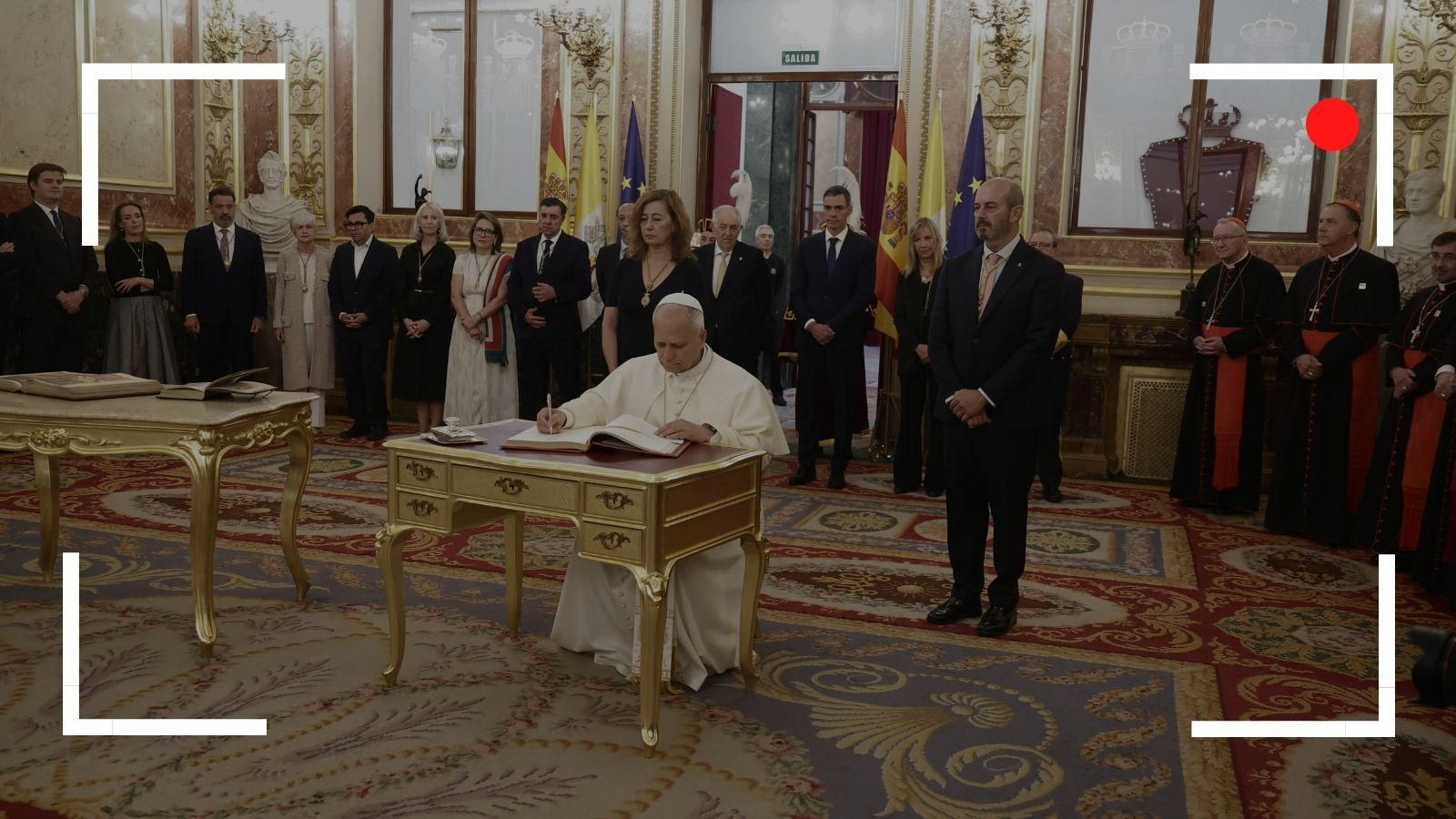 El Papa León XIV firma el libro de honor del Congreso.