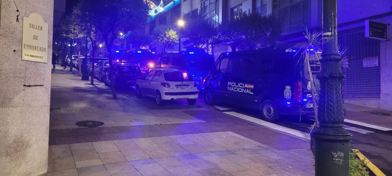 Imagen de los vehículos policiales aparcados junto a los clubs nocturnos de las calles Valencia y Barcelona.