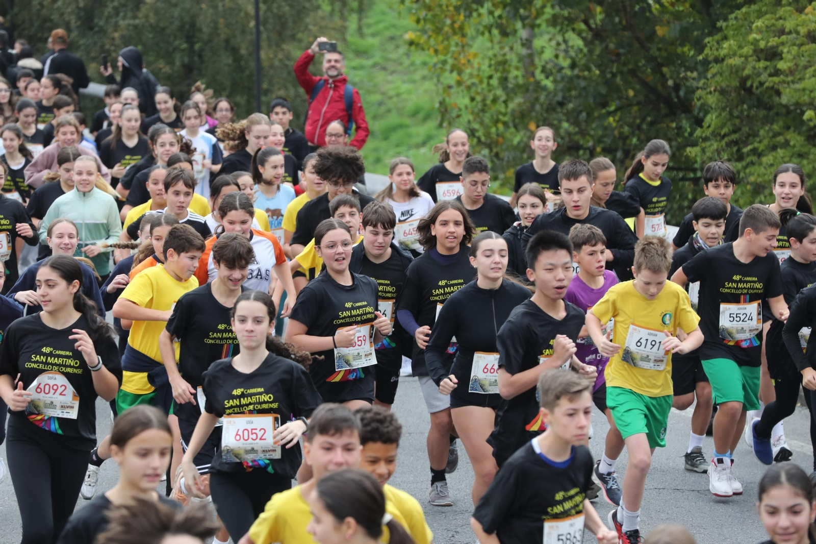Galería |  Niños y jóvenes, también se divierten recorriendo Ourense durante la Carrera de San Martño