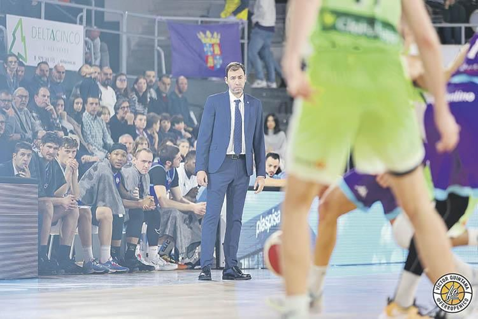 El entrenador del Palencia, Pedro Rivero, en el banquillo del equipo.