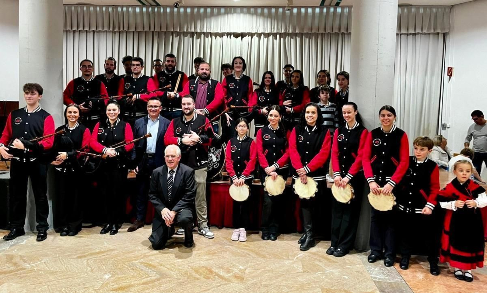 El conselleiro con la dirección del centro y grupo folclórico