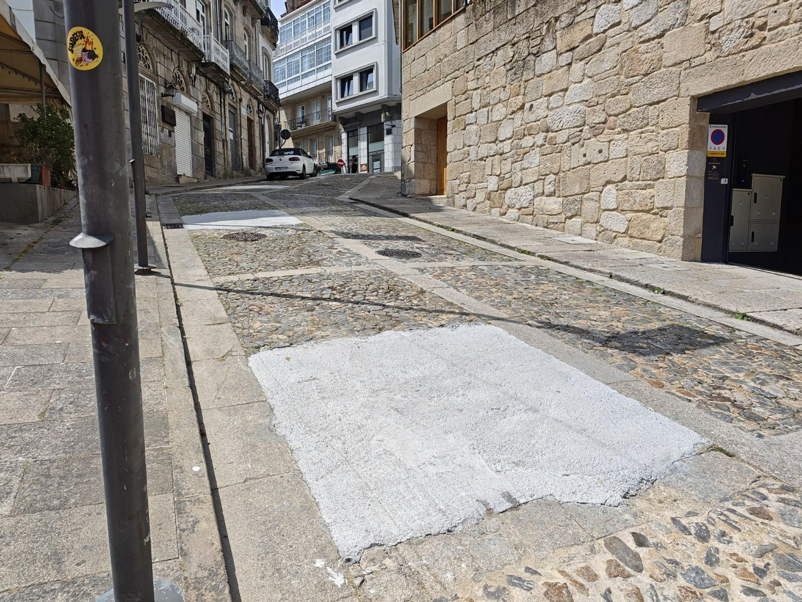 Durante las catas se localizaron restos de la muralla y de construcciones del siglo XIX, ahora ya cubiertos de nuevo.