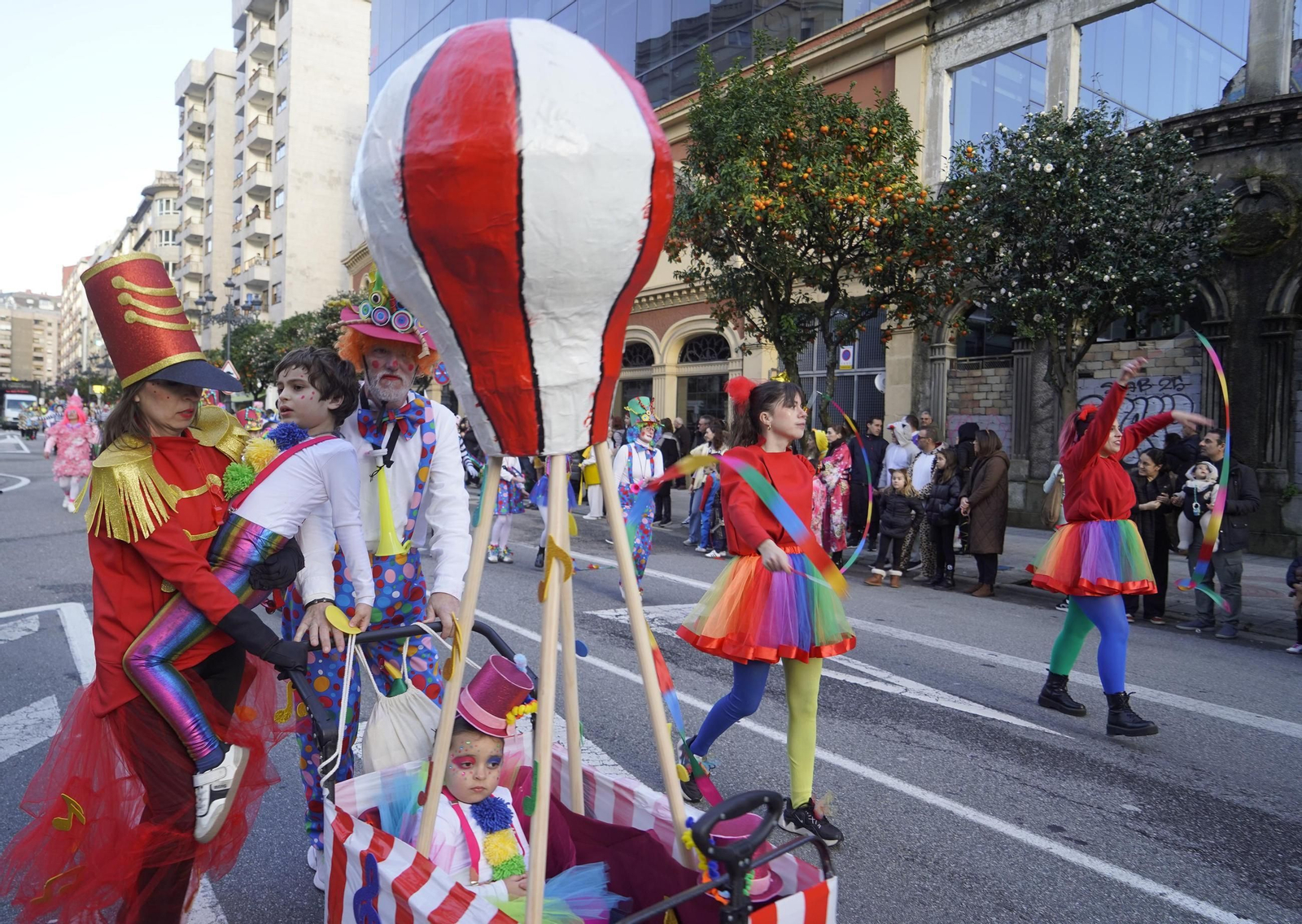 Galería | El desfile de comparsas del Entroido 2026 ilumina las calles de Vigo