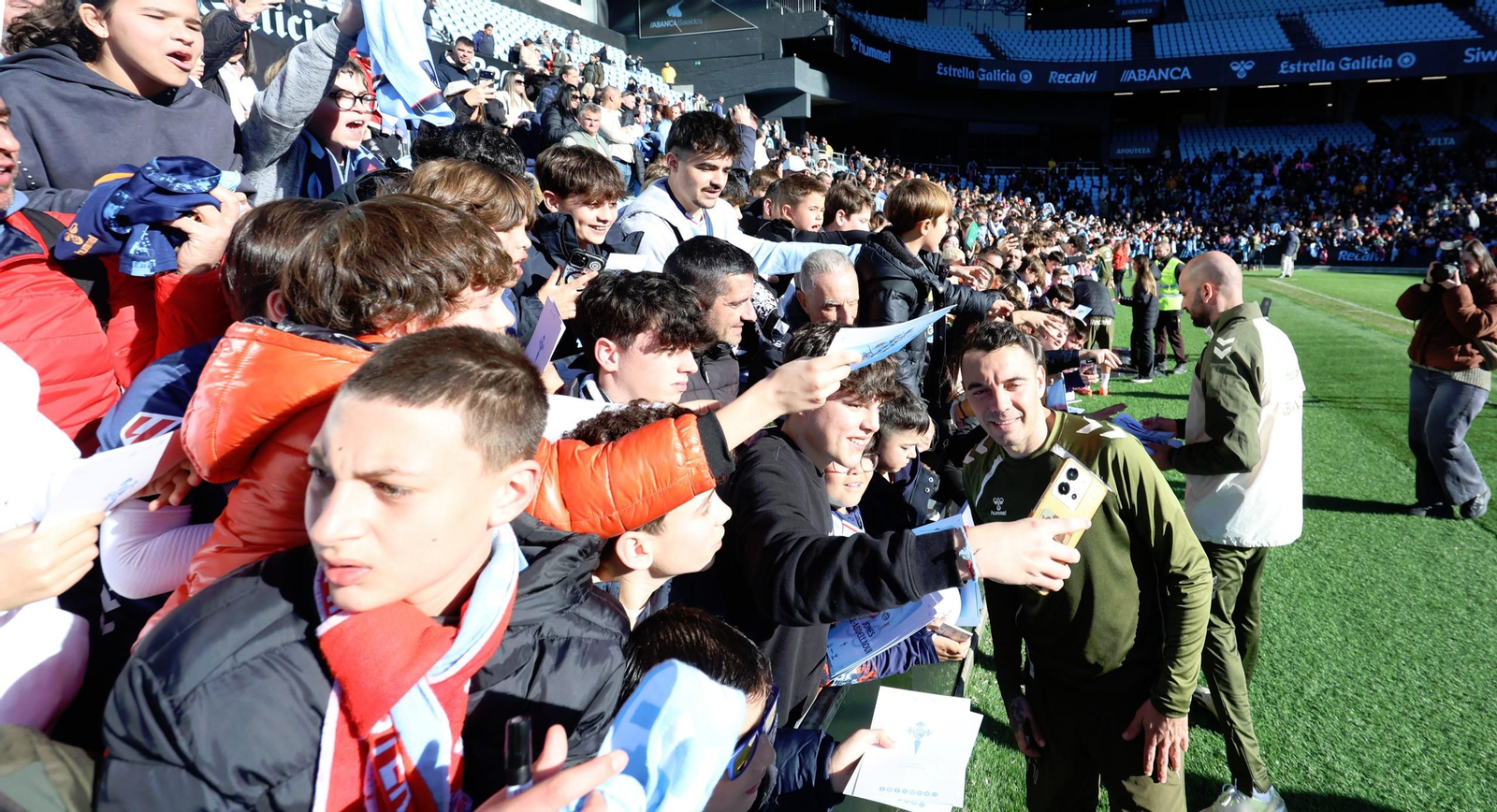 Galería | Regalo de Reyes del Celta a los niños en Balaídos
