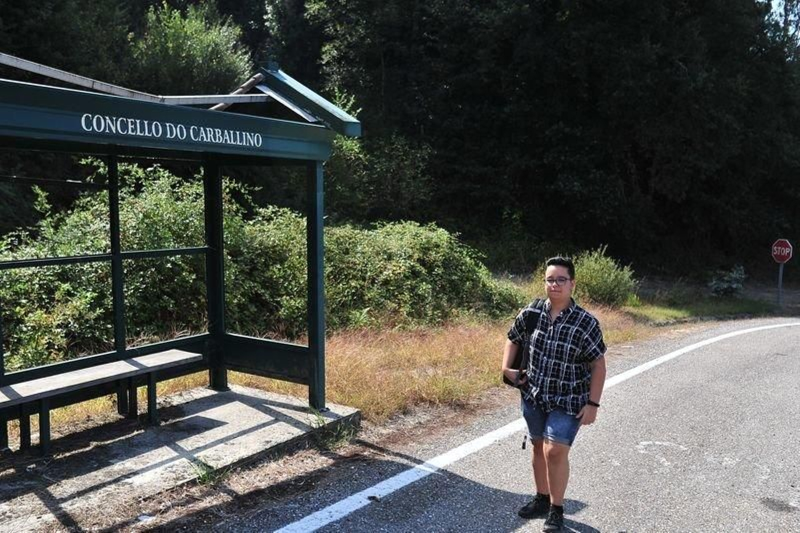 Uxía Blasi, ante la marquesina, en mal estado, hasta la que tendrá que caminar dos kilómetros (JOSÉ PAZ).