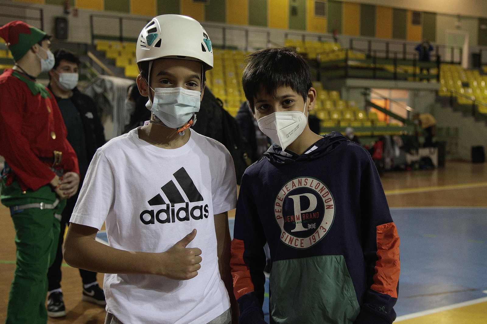 Jorge indica que está listo para ponerse a escalar y a su lado Oli. (Miguel Ángel)