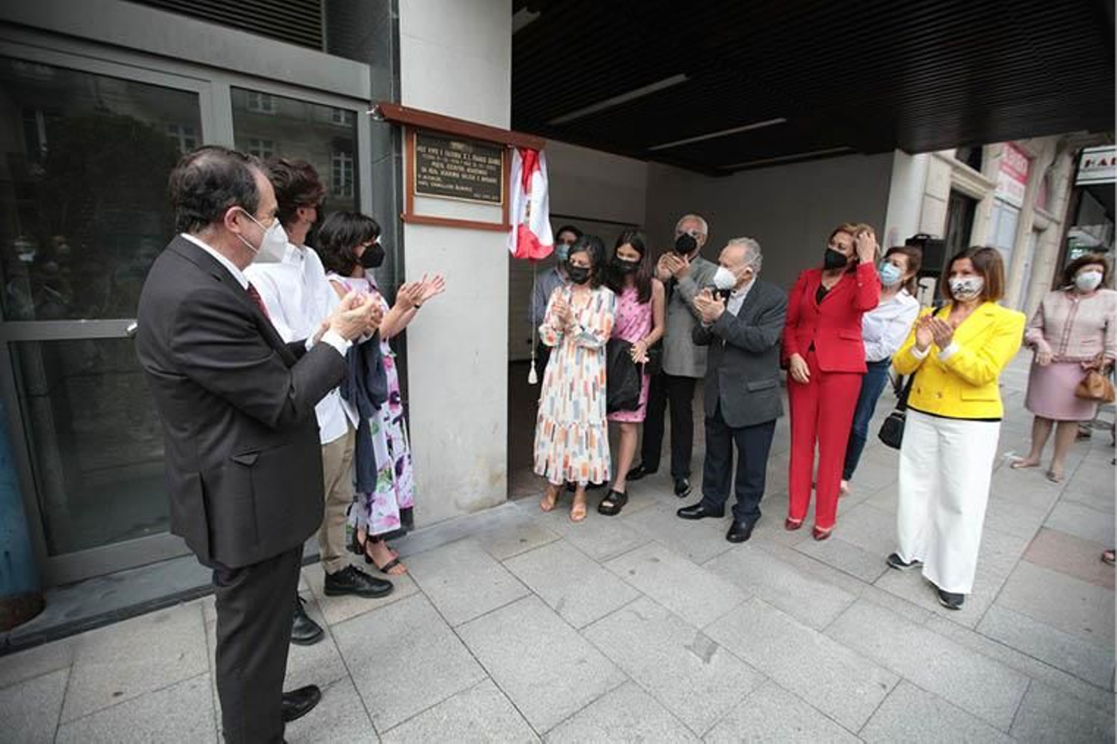 La placa está en el número 36 de Policarpo Sanz.