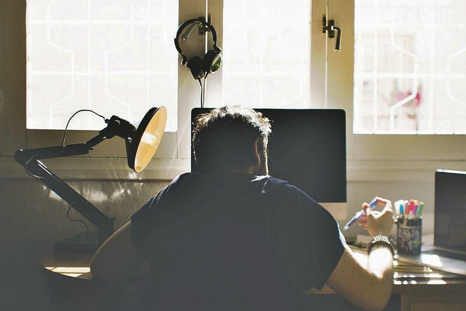 Un hombre trabaja en su casa frente al ordenador.