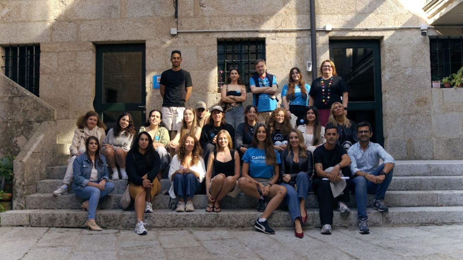 Participantes del programa CanterIA con profesores y autoridades.