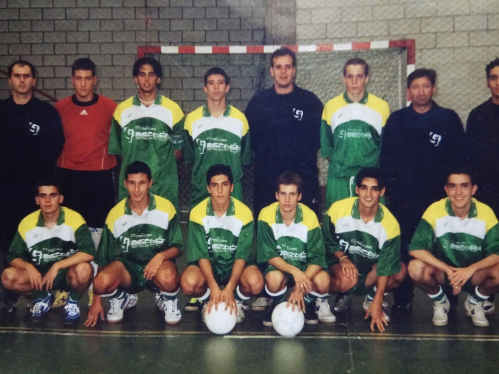 Formación del Salgueira (Gráficas Ibernon), con Pola el tercero por la derecha arriba, al lado de Javi Merino.