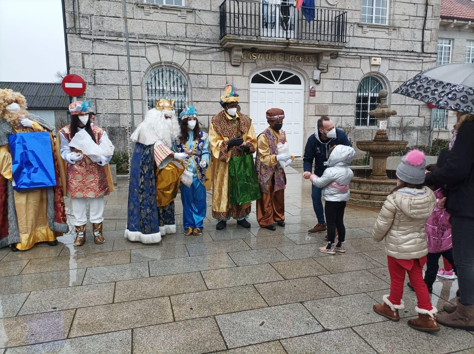 O IRIXO. Los Reyes Magos hicieron parada en O Irixo visitando a los mayores residentes en el geriátrico y fueron recibidos por los niños y niñas de la localidad.