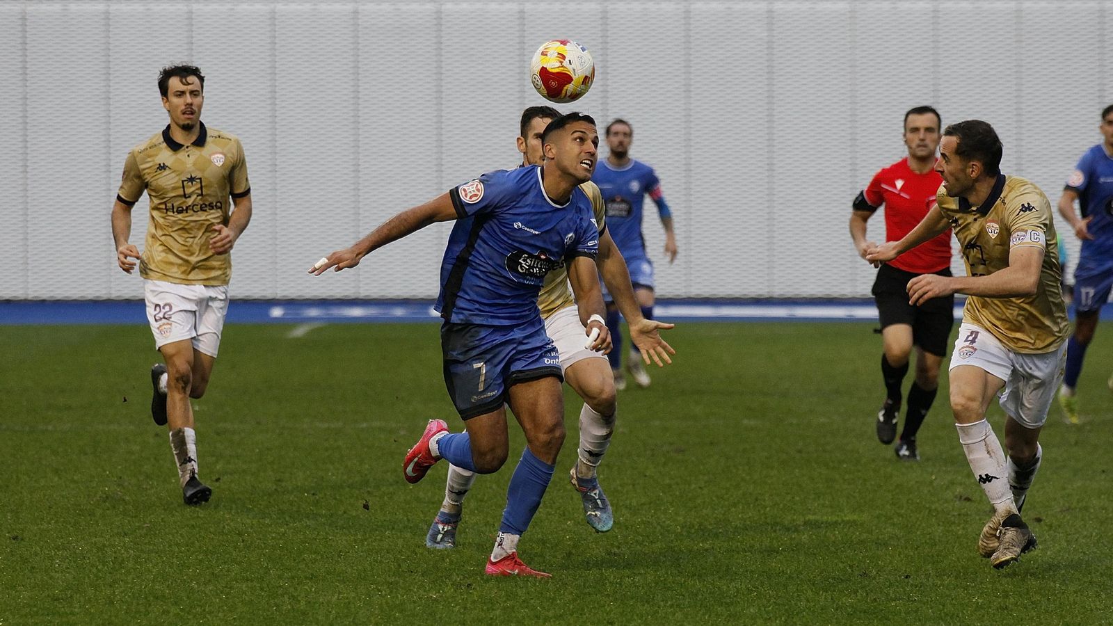 Galería | Tarde de lluvia y fútbol en O Couto para el Ourense CF y CD Guadalajara