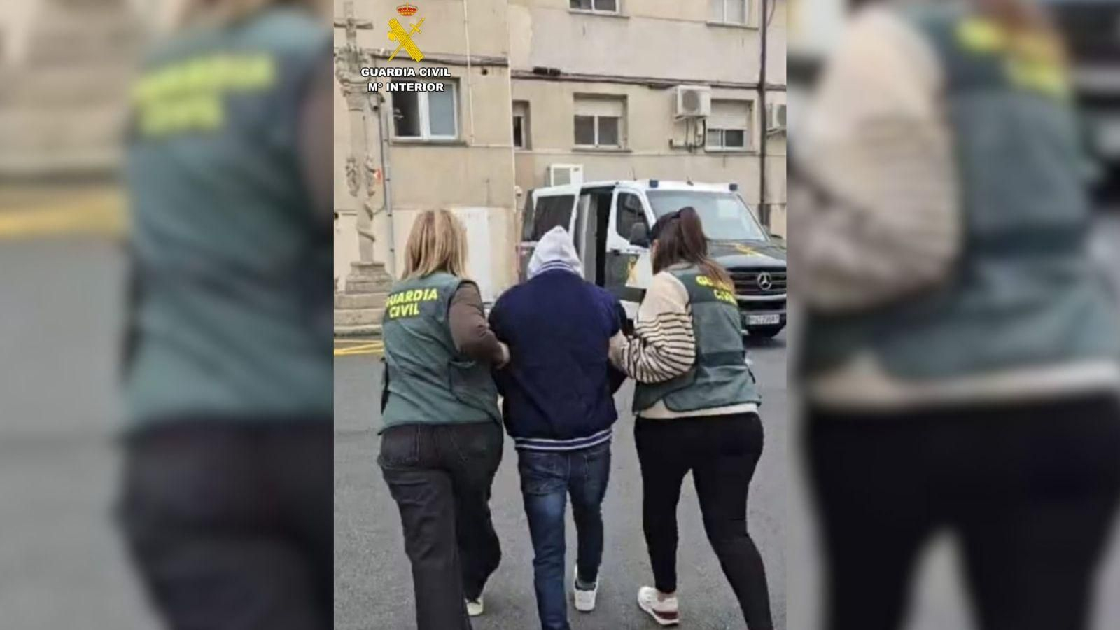 Momento de la detención de uno de los jóvenes.