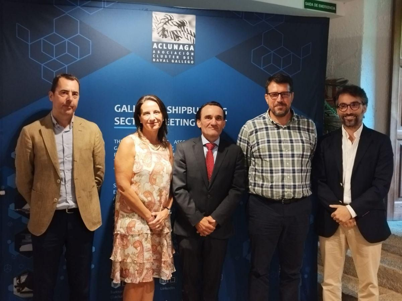 Manuel Vázquez, con su directiva, tras la asamblea celebrada ayer por Aclunaga en Santiago.